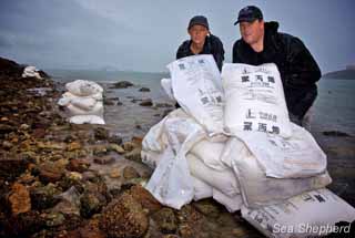 Gary Stokes of Sea Shepherd Hong Kong and Tracey Read of DB Green with sacks of plastic pellets found on the Hong Kong coastline. Photo: Gary Stokes