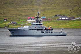 The Faroese Fisheries Patrol vessel, Brimil, located the large pod south of the island of Vágar. Photo: Guiga Pira