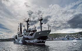 Sam Simon alongside the Norwegian Coast Guard vessel, Harstad. Photo: Giacomo Giorgi