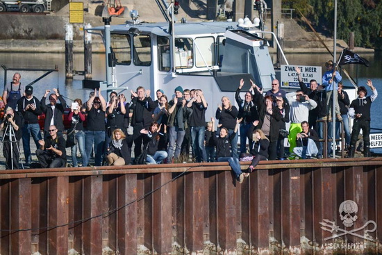 Supporters greet the returning Sea Shepherd crews. Photo: Guiga Pirá