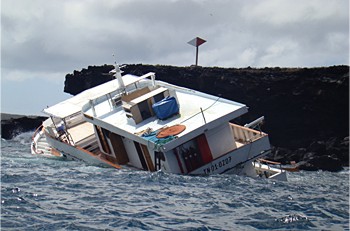 news_090618_2_4_random_sinking_boat