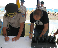 Colonel Almeida and Captain Cornelissen sign the donation paper