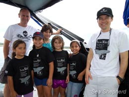Alex Cornelissen and local schoolchildren learning shark awareness