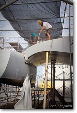 February 11, 2012: Peter Ullrich and Ben Falconer working on the damaged wing of the Brigitte Bardot.  -  photo: Simon Ager